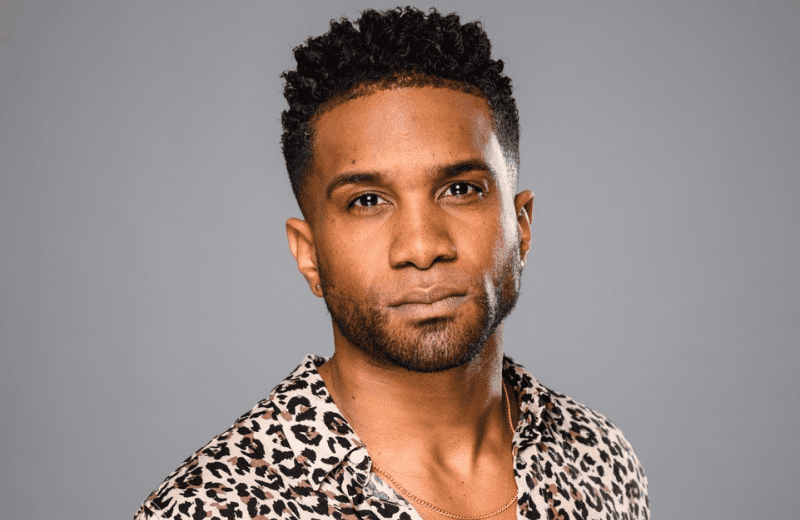 Qshans Thode kruipt in de rol van Ezel in Shrek De Musical