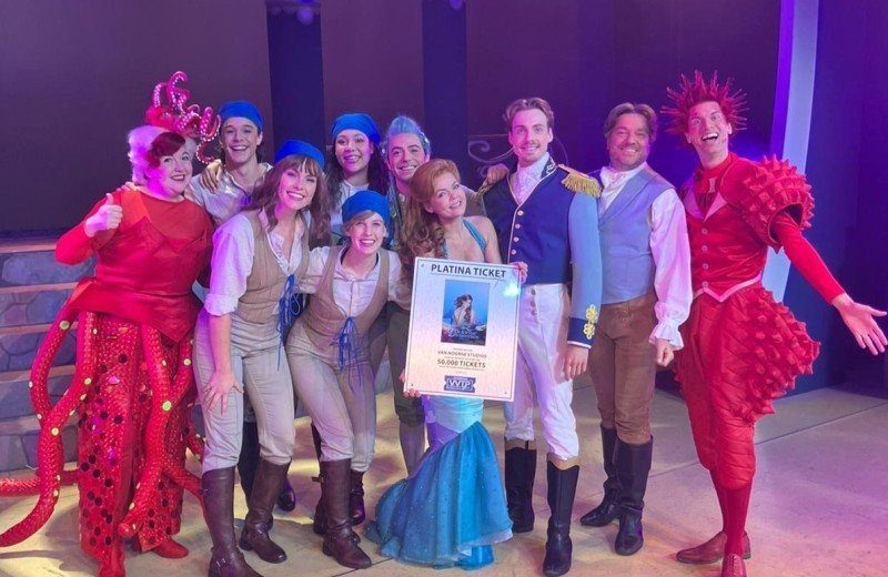 Cast van De Kleine Zeemeermin De Musical verrast met Platina Ticket Award!