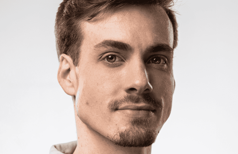 Wesley Florijn kruipt in de rol van prins in De Kleine Zeemeermin De Musical